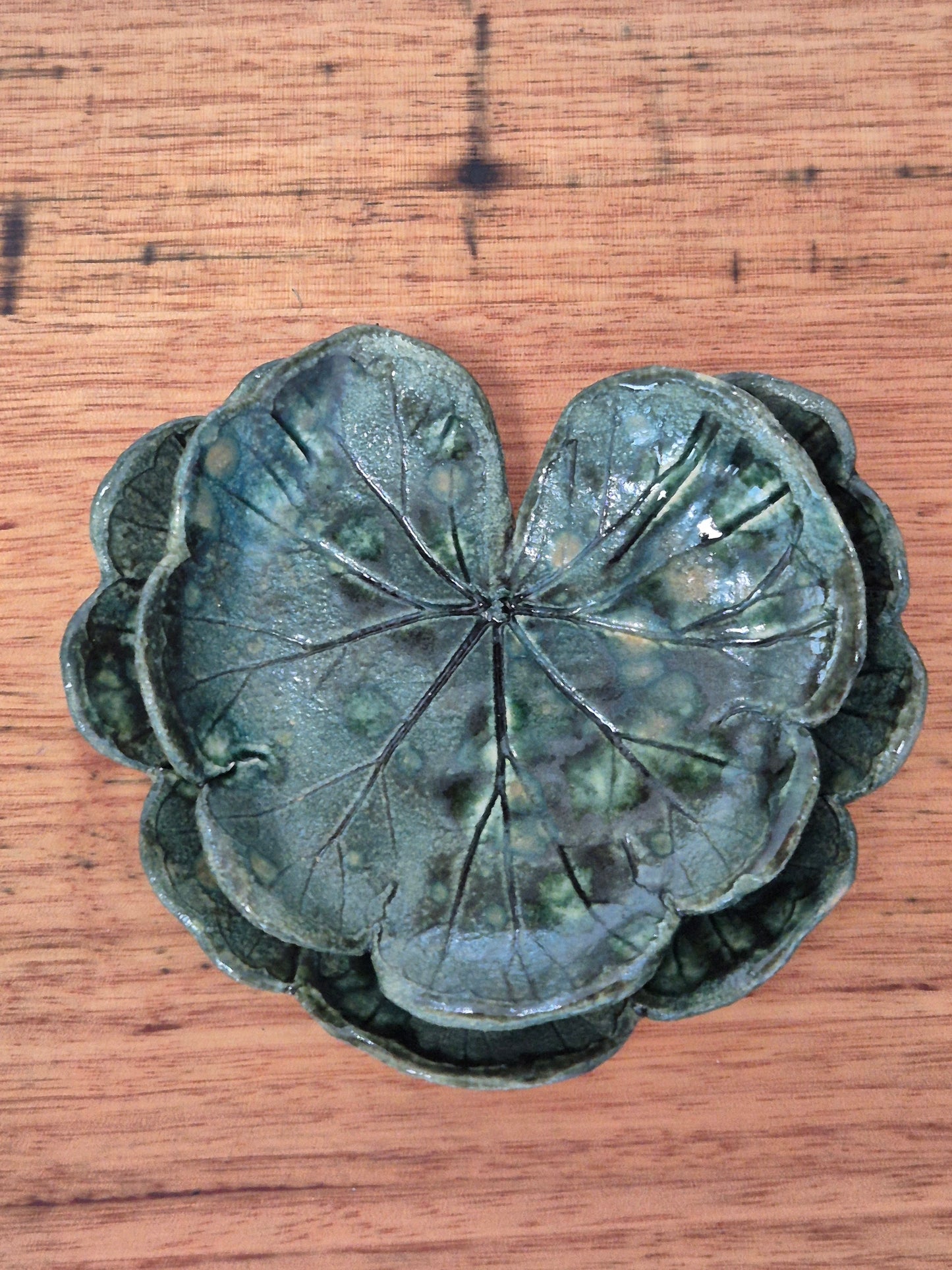 Set of 2 Ceramic Leaf dishes (Geranium)