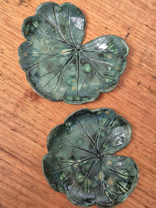 Set of 2 Ceramic Leaf dishes (Geranium)